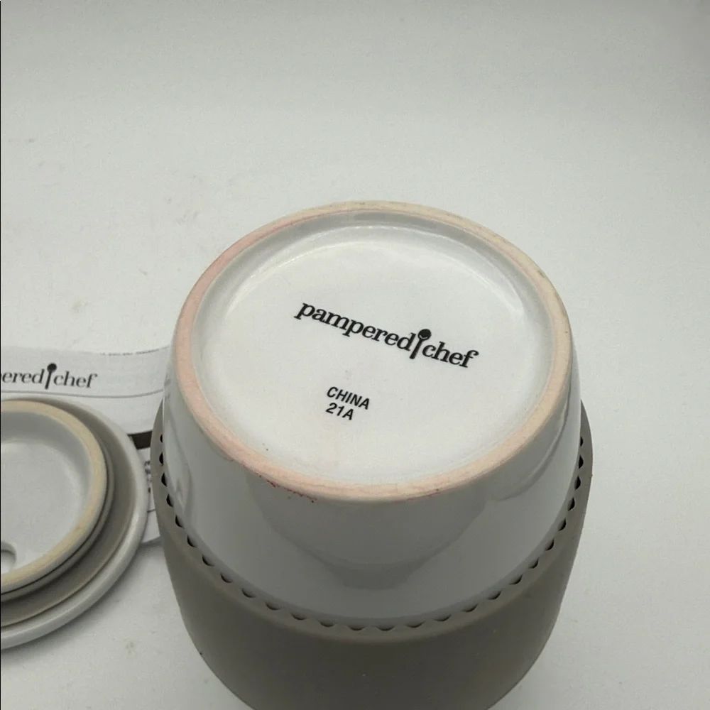 Pampered Chef White Ceramic egg oatmeal Cooker w/ Gray silicone Grip vent hole